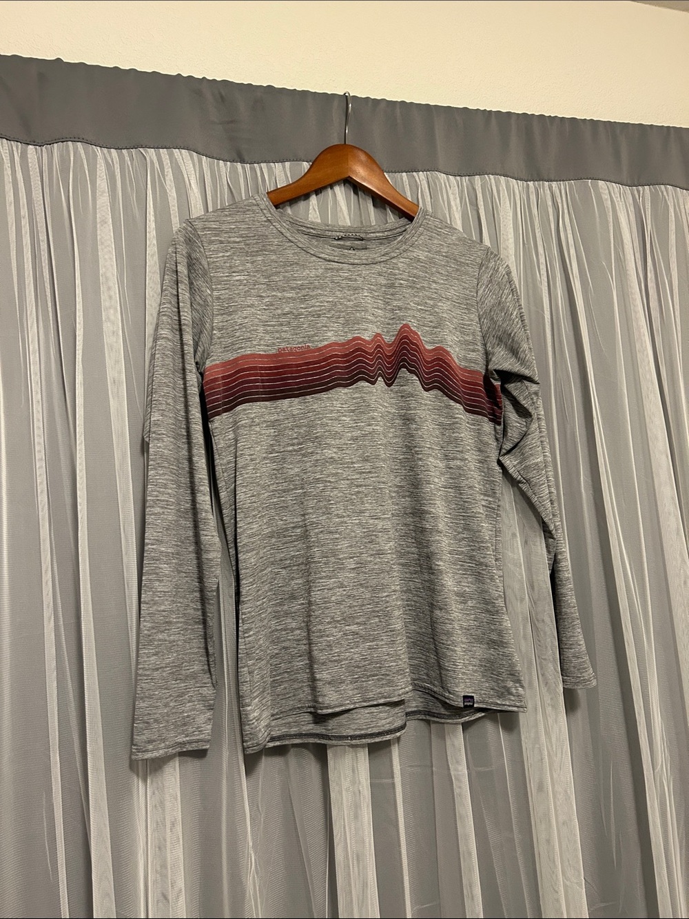 Women’s Patagonia Long Sleeve Grey Dri Wicking Style Top Size Medium